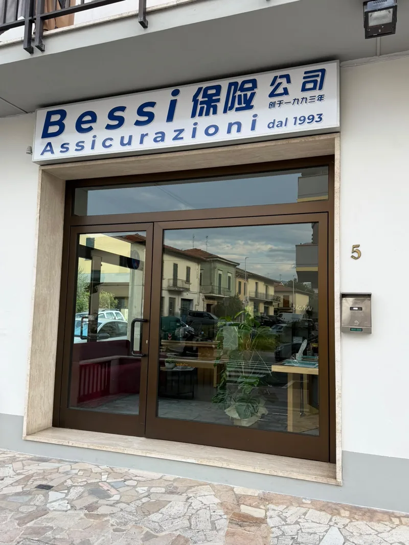 L'insegna Bessi Assicurazioni dal 1993 sopra l'ingresso di Via Po 5